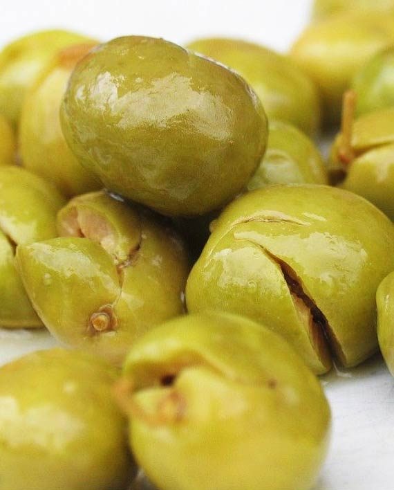 Aceitunas machacadas automaticamente con máquina electrica